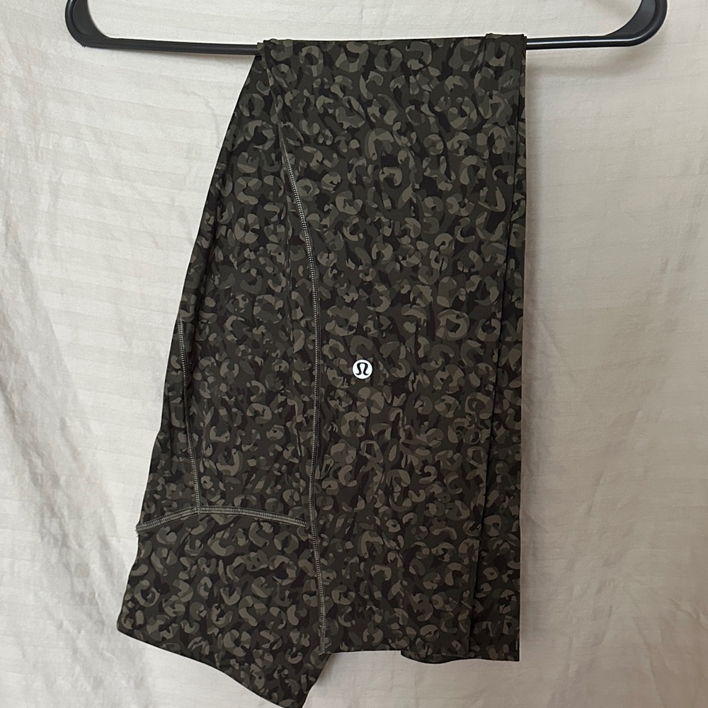 Lululemon Base Paced  Green Camouflage Patterned Leggings Sz 8